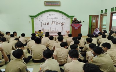 Menanamkan Kecintaan Shalat di Hati Siswa SMPN 1 Pleret